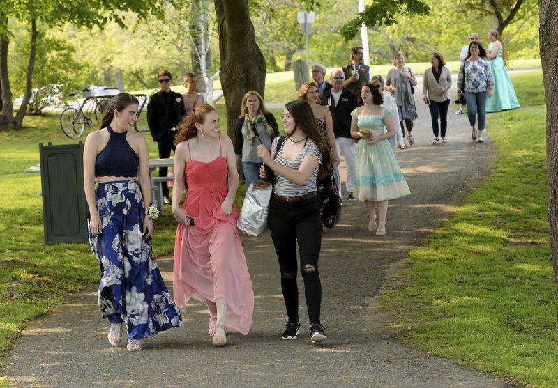 Manchester Essex students troop to Tuck's Point for pre-prom photos